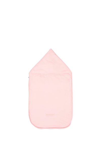 Miękki różowy śpiworek dla niemowląt z kapturem i otworami na pasy, zaprojektowany z myślą o komforcie i bezpieczeństwie podczas snu lub podróży.