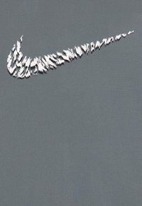 Logo de Nike Swoosh en blanco, diseño texturizado, aparece sobre un fondo azul apagado, con detalles dinámicos en estilo pincelada.