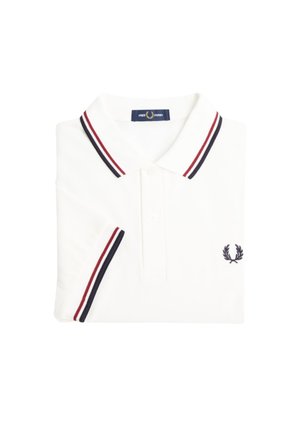 Camisa polo blanca con cuello que presenta rayas rojas y marinas. Logo bordado en marino en el pecho. Fabricada en material de algodón suave.