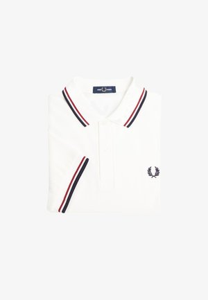 Witte polo shirt met een kraag en rode en marineblauwe strepen. Geborduurd logo in marineblauw op de borst. Gemaakt van gladde katoenstof.