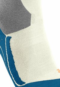Bunte Socke mit einer strukturierten, cremefarbenen Basis und blauen sowie grauen geometrischen Mustern. Enthält kontrastierende Akzente und einen gerippten Bund.