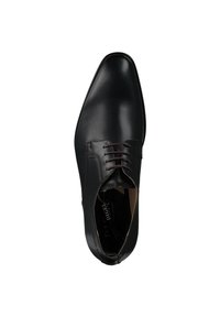 Chaussure de ville en cuir noir avec une surface poli, bout rond, système de laçage et semelle fine. Présente des détails de couture subtils le long du bord.