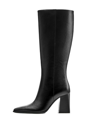 Botte noire en cuir mi-mollet avec bout pointu et talon bloc épais, vue de profil sur fond blanc.