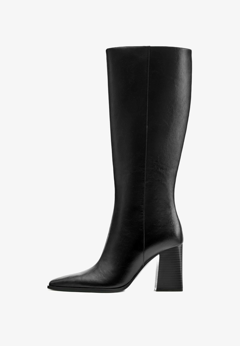 Botte noire en cuir mi-mollet avec bout pointu et talon bloc épais, vue de profil sur fond blanc.