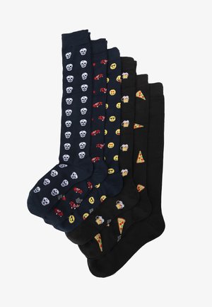 Sei paia di calzini: blu navy e neri con motivi di teschi, auto, emoji, boccali di birra e fette di pizza. Design in misto cotone, al ginocchio.