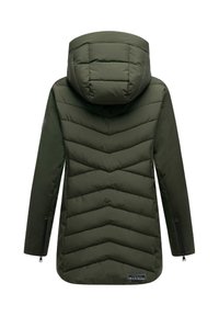 Groene gewatteerde jas met capuchon, voorzien van een chevron-quiltpatroon, ritszakken aan de zijkanten en een logo-embleem aan de onderkant aan de linkerkant.