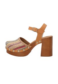 Platform sandalen met een gevlochten, meerkleurig bovenwerk. Kenmerkt een bruine houten hak, enkelbandje en gouden studs langs de rand.