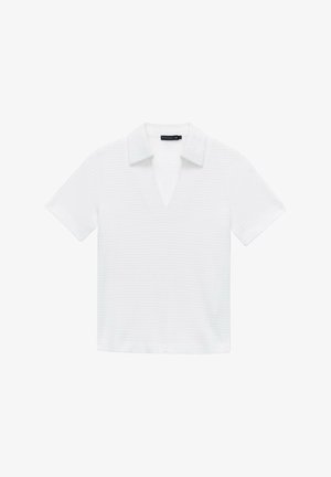Witte polo met korte mouwen, voorzien van een kraag en een V-vormige voorkant, met een gestructureerd patroon voor extra detail.