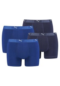 Vier Paar Boxer-Brief-Shorts: zwei in leuchtendem Blau und zwei in dunklem Marineblau, mit elastischen Taillenbündchen mit Puma-Logo und glatter Baumwolltextur.