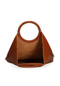Borsa a mano in pelle marrone angolare con manico rotondo, interno in suede e apertura superiore. Presenta una texture liscia e cuciture ben definite.