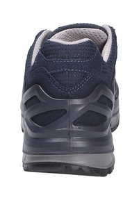 Scarpa sportiva blu navy con tomaia in tessuto testurizzato, colletto imbottito e suola in gomma flessibile con dettagli ritagliati per la traspirabilità.