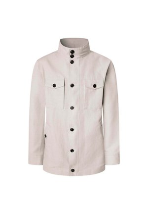 Lichtgrijze jas van stof, met een hoge kraag, lange mouwen en twee borstzakken. Zwarte knopen langs de voorkant voor sluiting.