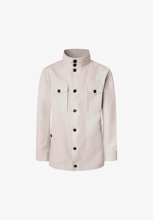 Chaqueta gris clara de tela, con un cuello alto, mangas largas y dos bolsillos en el pecho. Botones negros recorren el frente para el cierre.