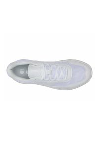 Witte sportschoen met een bovenwerk van mesh, een textuur rubberen zool en een vetersluiting ontwerp met K-Swiss branding op de binnenzool.