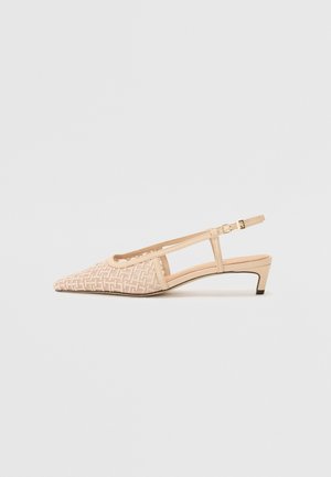 Beige slingback batai su aštriu nosiu, tekstūruotu raštu viršuje, lieknu kulkšnies dirželiu ir žemu, siauru kulnu.