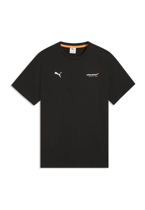 Schwarzes T-Shirt mit Rundhalsausschnitt, weißem Puma-Logo auf der linken Brust und McLaren Formula 1 Team-Logo auf der rechten Brust, mit orangefarbener Einfassung im Krageninneren.