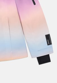 Farverig gradientjakke i nuancer af pink, lilla og blå. Har et sort label, en glat tekstur og et struktureret design.