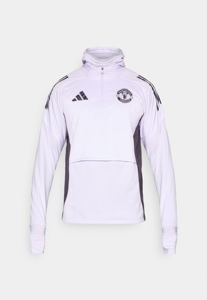 Valkoinen pitkähihainen neljännesvetoketjupulloveri, jossa tummanharmaat sivukorostukset. Rintakehässä Manchester Unitedin logo ja Adidaksen brändäys.