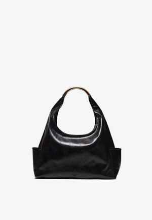 Schwarze Ledertasche mit gebogenem, goldfarbenem Metallgriff und Seitentaschen, glatter glänzender Oberfläche, abgerundete Trapezform.