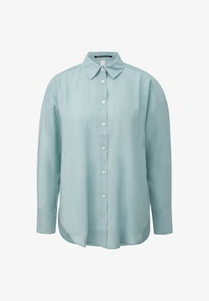 Hellblaues langärmeliges Hemd mit Knopfleiste, spitzem Kragen und abgerundetem Saum, dargestellt vor weißem Hintergrund.