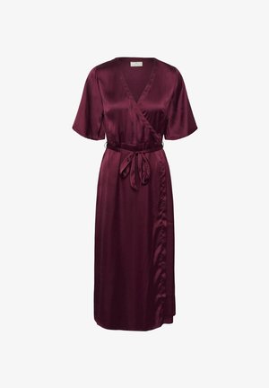 Robe portefeuille en satin bordeaux avec des manches courtes, décolleté en V, ceinture à nouer, et une silhouette évasée fluide. Texture lisse et drapé élégant.