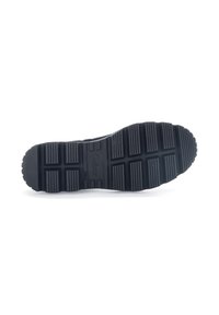 Semelle de chaussure en caoutchouc noir avec un motif texturé composé de sections en grille et de nervures pour l'adhérence, marquée du nom de la marque "Gabor."
