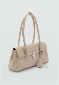 Beige rechthoekige handtas met twee lange handvatten, zilveren hardware en een sluiting met klem. Gladde textuur met een kleine labeldetail.