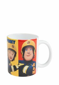 Mug in ceramica bianca con i personaggi dei cartoni animati Sam e Penny in uniforme da pompiere, su uno sfondo rosso e giallo.
