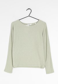 Jasnozielony sweter z długim rękawem i dekoltem w łódkę. Charakteryzuje się prążkowaną teksturą i prostym dołem. Brak widocznych elementów metalowych lub ozdób.