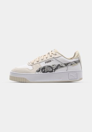 Zapatillas de cuero blanco con un acento de estampado de serpiente texturizado, cordones beige y suela gris. Presenta un logotipo en el lateral y detalles decorativos en patrones.