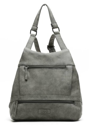 Sac à dos en daim gris avec deux poches zippées à l'avant et des bretelles ajustables.