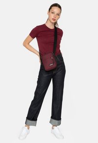 Eastpak THE ONE - Skuldertasker - red/bordeaux