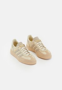 adidas Originals - HANDBALL SPEZIAL UNISEX - Sporta apavi - cream white/wonder beige/magic beige Miniatūras attēls 1