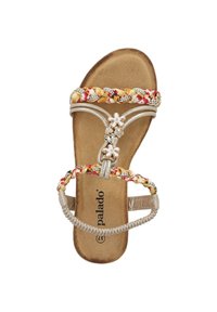 Braune Sohle Sandale mit einem geflochtenen, mehrfarbigen Riemen, der dekorative Blumen und Strass-Akzente zeigt. Weiches Material und flaches Design.