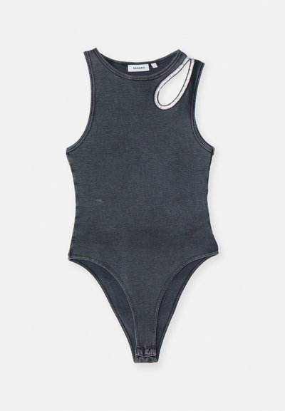 Bodysuit noir à côtes avec un col haut, une découpe épaule, et un ajustement près du corps. Présente des surpiqûres contrastées le long des bords.