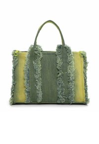 Zielono-żółta torba z denimu z postrzępionymi brzegami, prostokątnym kształtem, dwoma uchwytami i teksturowanym wykończeniem.