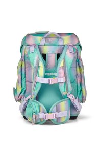 Sac à dos ergonomique multicolore avec des bretelles réglables, présentant un design matelassé dans des teintes pastel et des motifs circulaires. Panneau arrière en mesh.