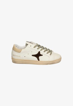 Witte low-top sneakers met een beige zool, tan hieltab, grijze veters, bruin sterlogo aan de zijkant en de tekst "AMA-B/DELUXE" nabij de hiel.