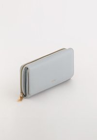 Cartera con cremallera azul claro, hecha de material texturizado, con una cremallera dorada y un logotipo sutil en la parte frontal. Diseño rectangular.
