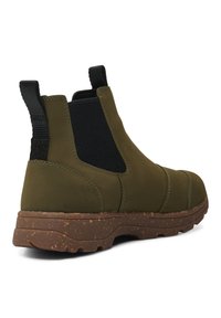 Botas de tobillo impermeables en color verde oliva con paneles laterales elásticos, acentos en negro texturizado y una suela de goma marrón moteada.