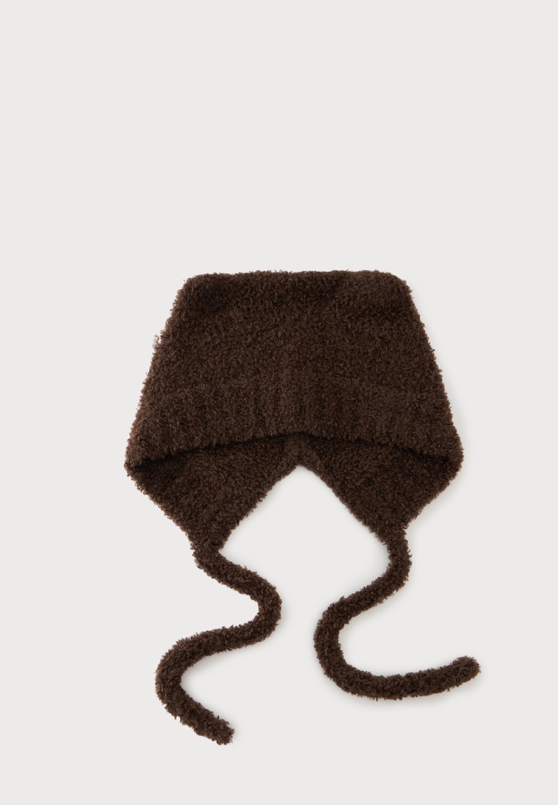 Chapeau style bonnet doux, brun foncé et duveteux, avec de longues attaches s’étendant de chaque côté, présenté à plat sur un fond clair uni.