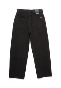 Jean noir à jambe droite avec deux poches arrière et une étiquette de marque en cuir sur la ceinture, étalé à plat sur un fond blanc.