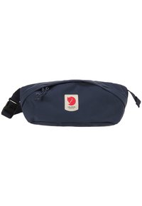 Marsupio in tessuto blu navy con forma curva, tasca frontale con zip e un'etichetta rossa con un simbolo di una volpe stilizzata. Cinghia regolabile.