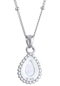 Pendentif en forme de goutte en argent avec un centre en nacre, suspendu à une chaîne ornée de petites perles décoratives, marqué argent sterling 925.