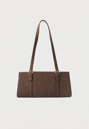 Hnedá obdĺžniková taška cez rameno s dlhými pásikmi a minimalistickými švami na jednoliatom pozadí.