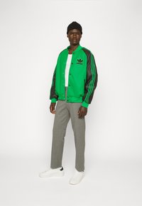 adidas Originals SST VARSITY - Bomber-jakk - green/black