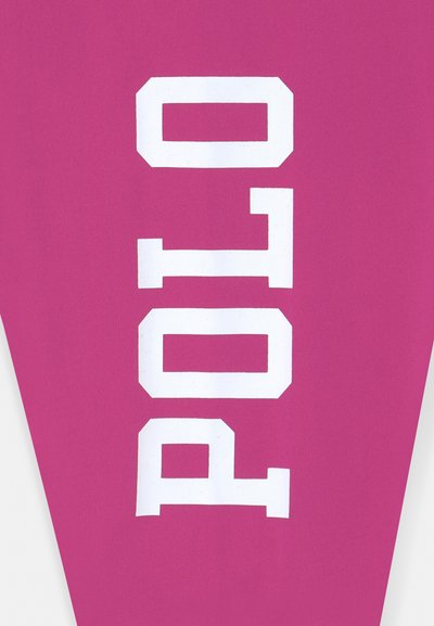 Tecido fúcsia com letras brancas em destaque que soletram "POLO" verticalmente. O material parece suave com um ligeiro brilho.