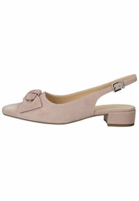 Chaussure slingback en suede rose avec un talon plat et un nœud décoratif sur le bout. Comprend une sangle à boucle pour un ajustement.