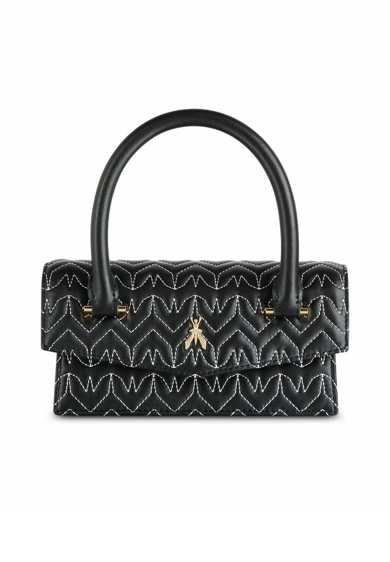 Czarna pikowana torebka na ramię z białymi zygzakowymi stębnowaniami, z uchwytem na górze, złotymi akcentami i zapięciem na przedniej klapie.