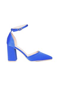 Scarpa con tacco alto in satin blu, punta affusolata e cinturino alla caviglia. Presenta un tacco a blocco e una texture liscia. Accentata con hardware in tonalità dorata.
